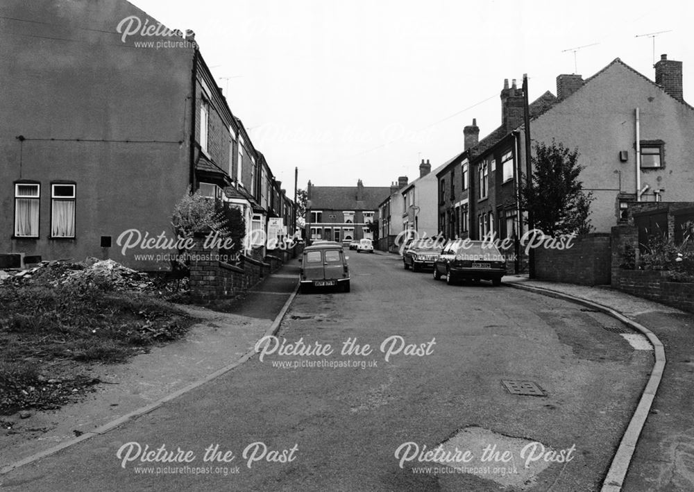 Independent Hill looking towards Alfred Street, Alfreton, 1987