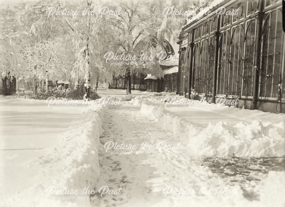 Promenade in the snow, Pavilion Gardens