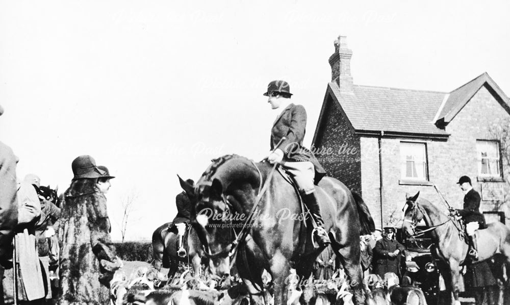 Hunt Gathering outside the Carpenters Arms, Dale Abbey, c 1920s