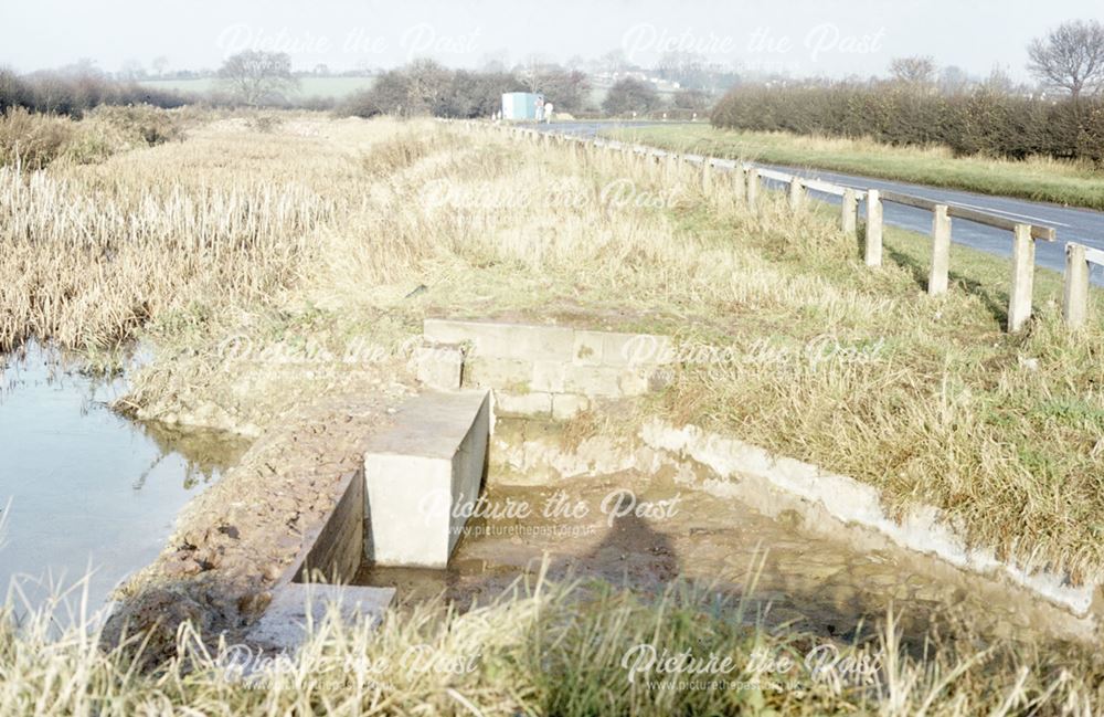 Overflow beside Cossall Road on the Nottingham Canal, Cossall, 1984