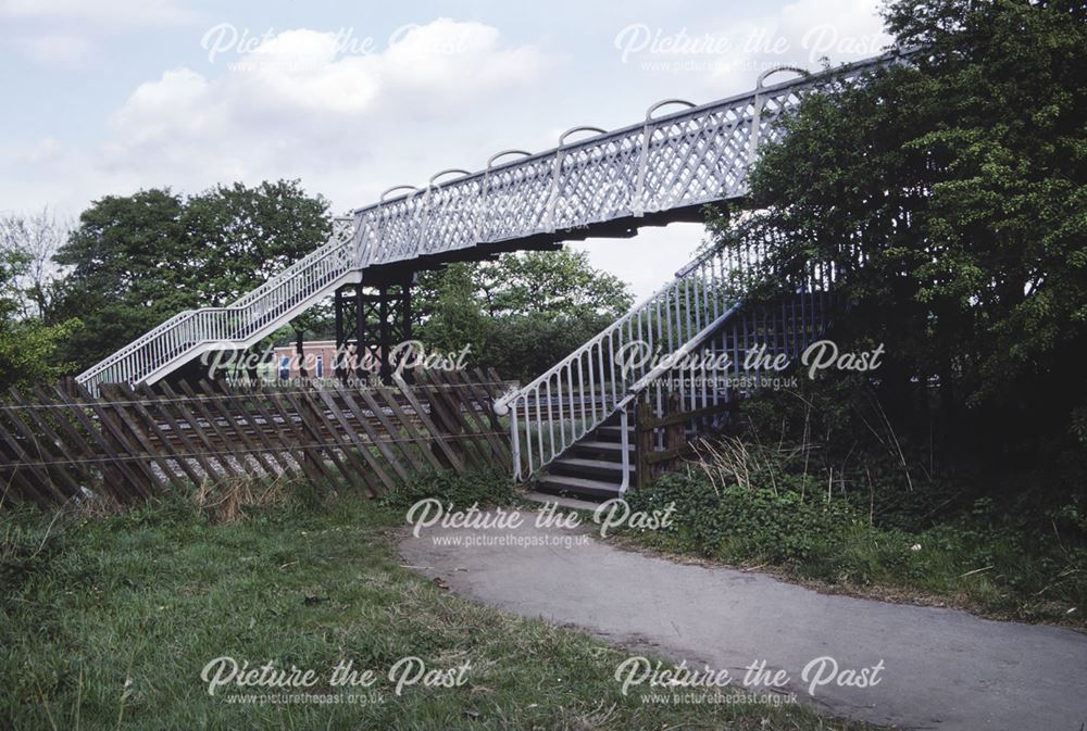 Footbridge over Erewash Valley railway line, Hallam Fields Road, Hallam Fields, Ilkeston, 1982