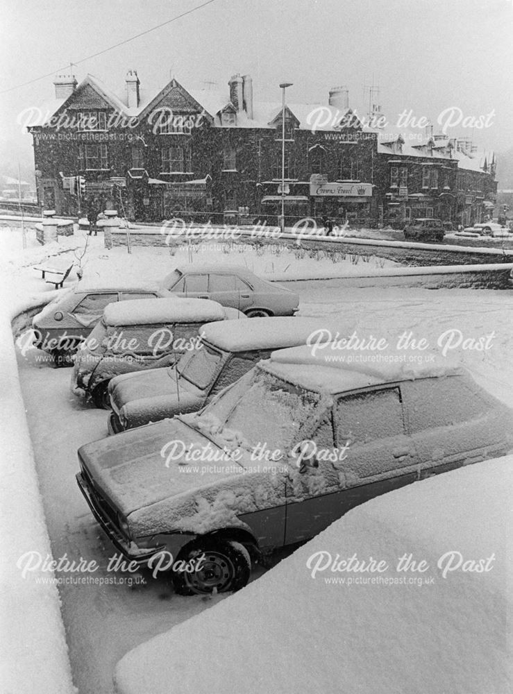 Cars in the snow, near Matlock Bridge