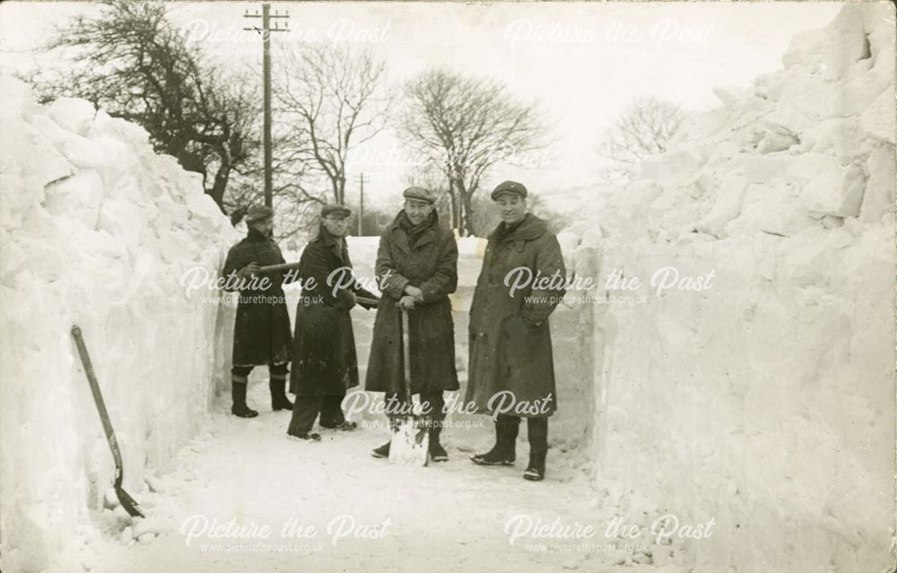 Snow clearing team, Aston, North Derbyshire, 1947