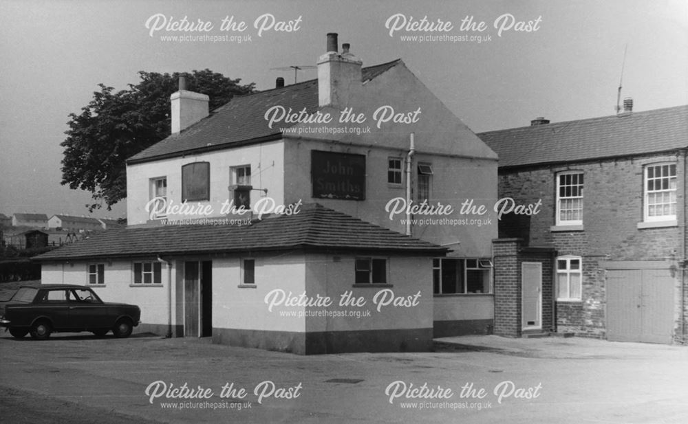 The White Hart PH, Station Road, Tupton, c 1976