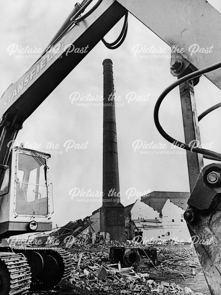 Demolition of the chimney of the Washington Mill