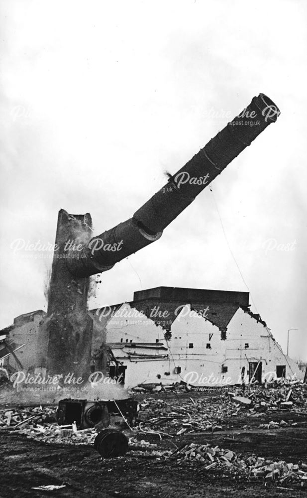 Demolition of the chimney of the Washington Mill