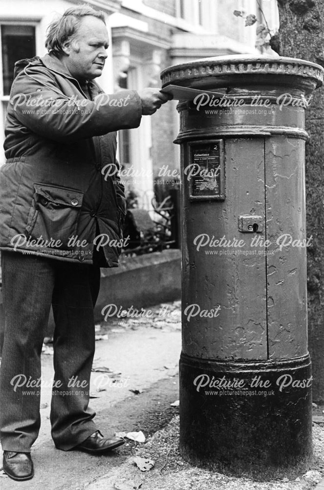 An 'anonymous' Victorian Pillar Post Box on Hartington Street