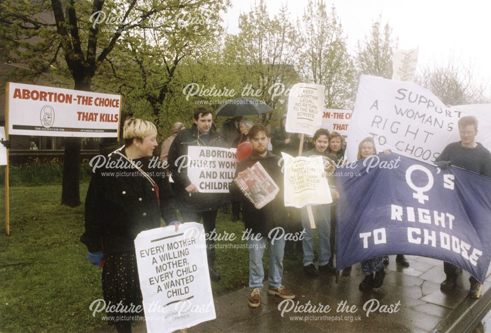 Demonstration of pro and anti-abortionists