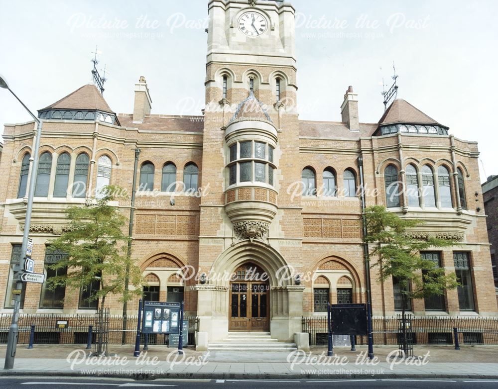 Entrance and fa&ccedil;ade of Derby Central Library